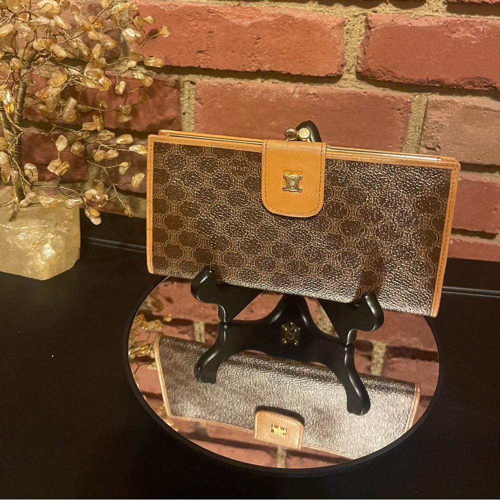🔥AUTHENTIC  | Celine🔥 Bifold Wallet With kiss lock coin pocket. PREOWNED 🔥
